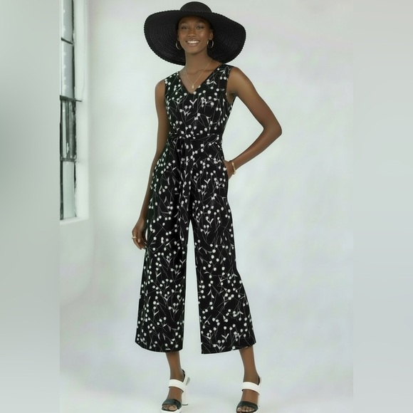 Calvin Klein Pants - Calvin Klein Black & White Sleeveless Wide leg Jumpsuit Women’s Size 10 NWT